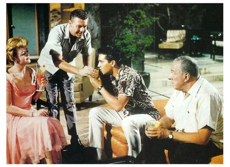 Blue Hawaii = 1961 - ElvisPresley avec Roland Winters, Angela Lansbury ...