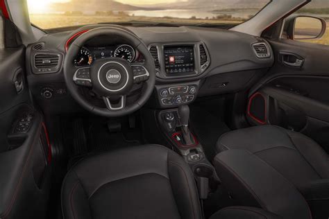 2017 Jeep Compass Trailhawk interior view - Motor Trend en Español