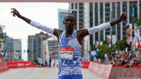 Kenya's Kelvin Kiptum smashes men's marathon world record – DW – 10/08/2023