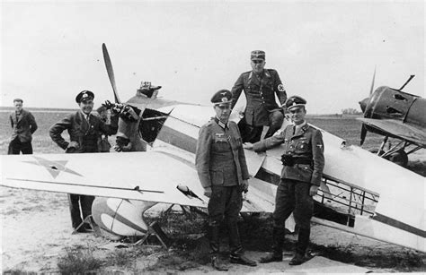 File:Operation Barbarossa - Germans inspect Russian plane.jpg - Wikimedia Commons