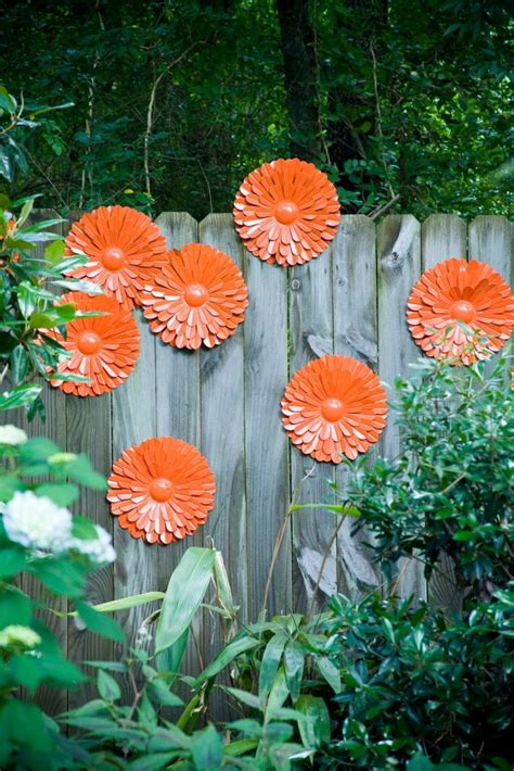 14 DIY IDEAS: Fun Backyard Fence Decorations You Will Love - Top Dreamer