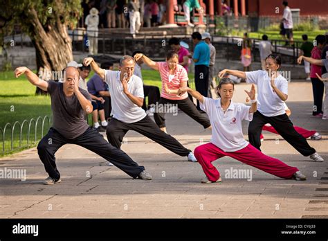 Chinese people practice tai chi martial arts exercise early morning Stock Photo: 51162359 - Alamy