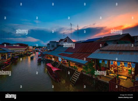 Floating market Amphawa Stock Photo - Alamy