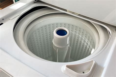 How to Remove the Agitator From a Washing Machine