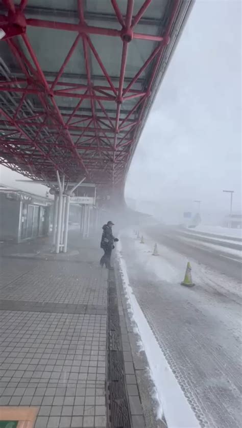 New Chitose Airport Snowstorm : r/snow