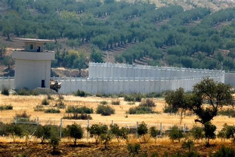 Half of Turkey-Syria border wall completed – Middle East Monitor