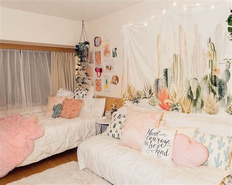 White and light pink bedroom decor ideas. Urban outfitter cactus ...