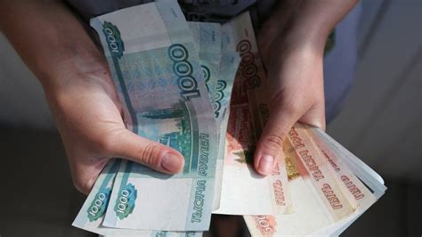 Russia central bank urges calm amid cash run fears - BBC News