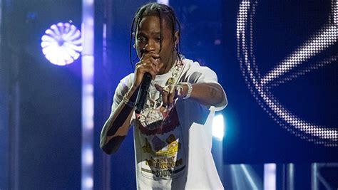 Travis Scott’s Injury Is Likely A Dislocated Kneecap Needing Surgery – Hollywood Life