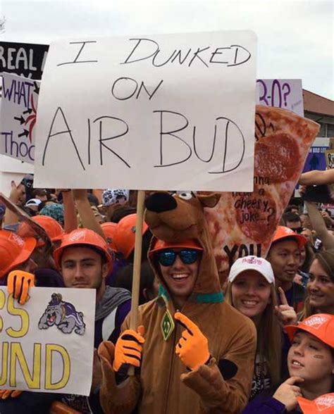 college-footballs-best-fan-signs - WorldWideInterweb