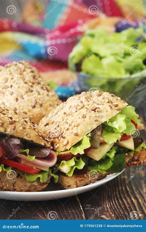 Sandwiches Met Volkorrelige Broodham En Groenten Stock Foto - Image of eigengemaakt, broodje ...