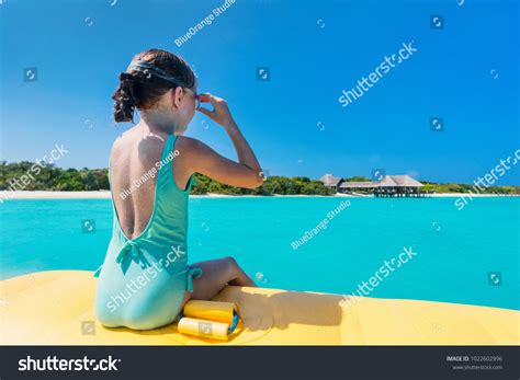 Back View Adorable Little Girl Beach Stock Photo 1022602996 | Shutterstock