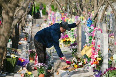 Qingming Festival (Tomb-Sweeping Day) - by Shinya Deguchi