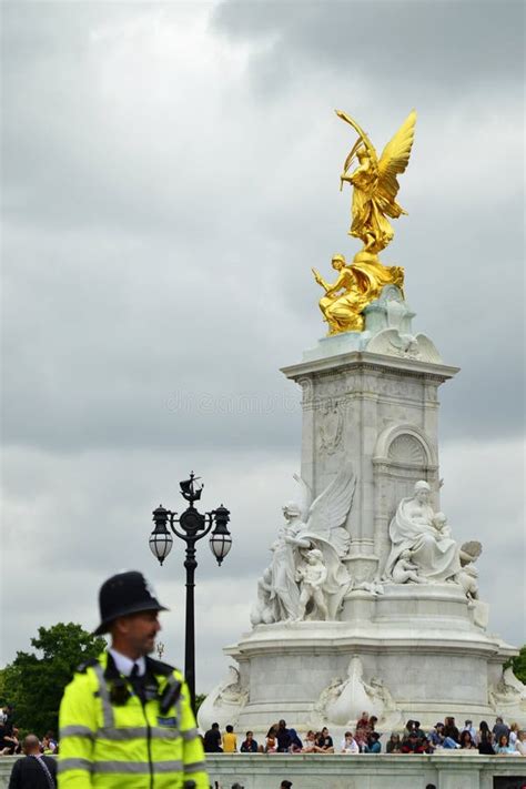 Nike Goddess of Victory Statue on the Victoria Monument Memorial Outside Buckingham Palace ...