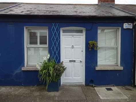 Stay Review: A charming Airbnb Cottage in Dublin - Live from a Lounge