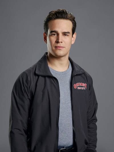 Alberto Rosende de Chicago Fire se burla del amor, las amistades y un Chicago plagado de COVID ...