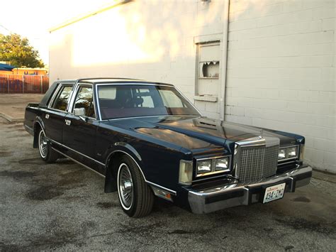 1988 Lincoln Town Car - Information and photos - MOMENTcar