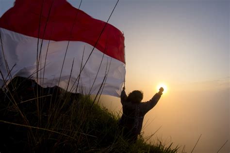 HUT Ke-75 RI, Ini Hukum Hormat Bendera Merah Putih Menurut Islam : Okezone Muslim