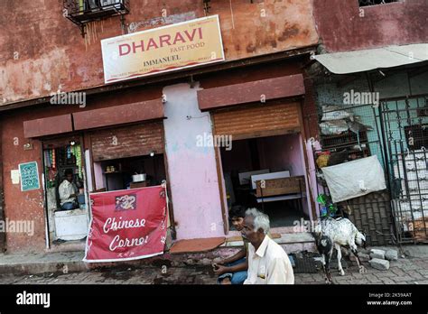 08.12.2011, India, Maharashtra, Mumbai - Street scene shows people ...