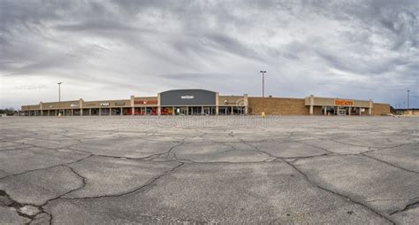 Strip Mall in Hobbs, New Mexico Editorial Photography - Image of mexico ...