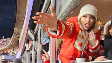 Taylor Swift tips stadium worker $100 at Chiefs-Bills game | Kansas ...