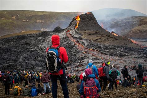 [EN IMAGES] Des randonneurs se rassemblent autour d'un volcan en Islande | 24 heures