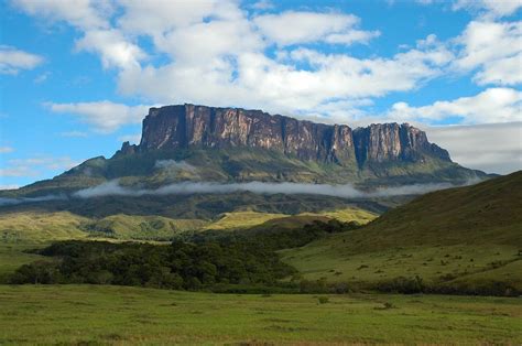 Mount Roraima on the border between Brazil/Venezuela/Guyana. [OC ...