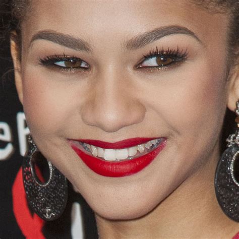 Zendaya Makeup: Bronze Eyeshadow, Gold Eyeshadow & Red Lipstick | Steal ...