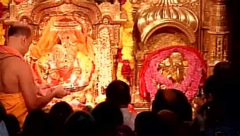 Devotees swarm 'Siddhivinayak Temple' on Ganesh Chaturthi | Maharashtra News | Zee News