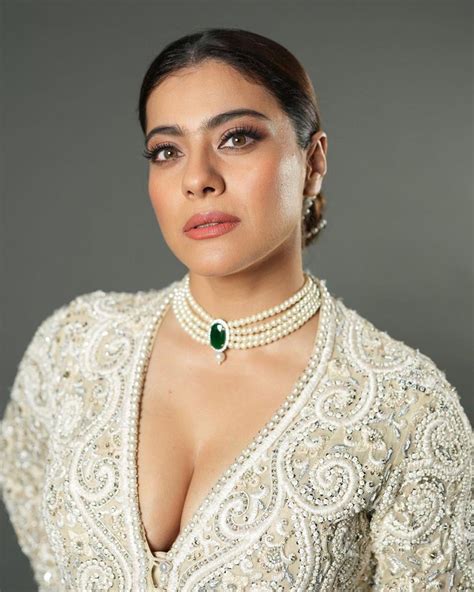 Kajol’s sexy cleavage.. what a MILF : r/IndianCelebScenes