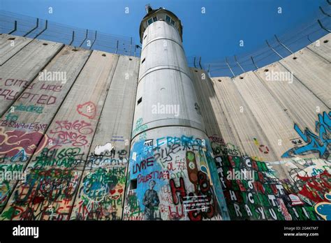 Separation wall palestine hi-res stock photography and images - Alamy