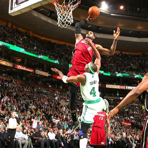 LeBron dunks on Terry : NBAimages