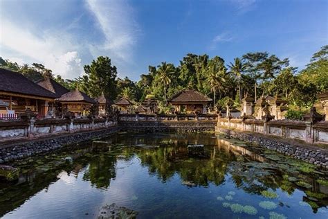 TampakSiring Tirta Empul Entrance Fee. Holy Spring Temple Dress Code - BaliGetaway