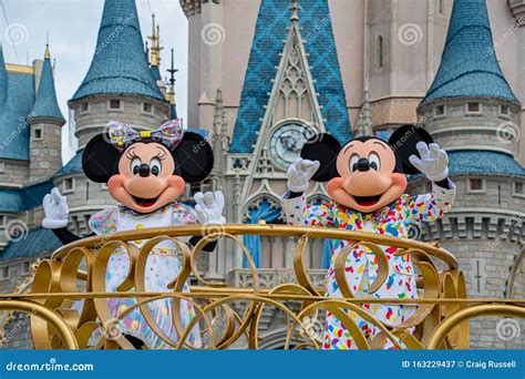 Mickey and Minnie Mouse in the Mousekedance it Parade Editorial Photography - Image of mouse ...