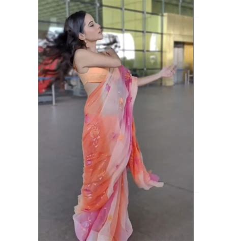 Urfi Javed saree pallu struggles to stay in place due to heavy wind at ...