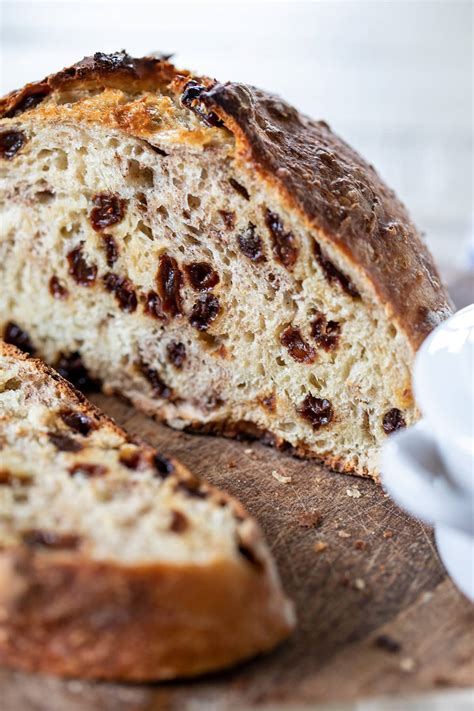 No-Knead Cinnamon Raisin Bread • Freutcake