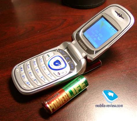 Mobile-review.com Samsung T500 в интерьере