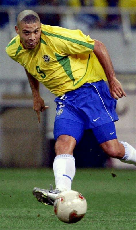 Pin de Naeem em Ronaldo | Ronaldo fenomeno, Seleção brasileira de futebol, Canarinha