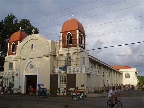 BEACHES AND CHURCHES: DOLPHIN WATCHING IN BAIS