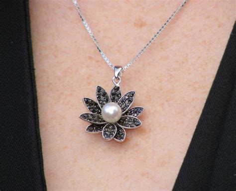 pearl-flower-necklace