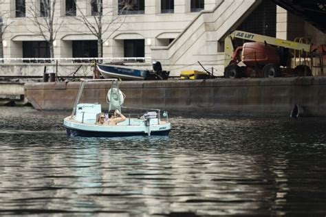 Hot tub boats on the Chicago River keep cruisers warm even in winter ...