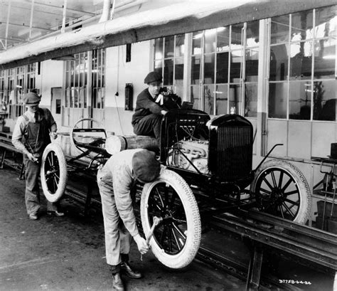 1924 - Henry Ford Assembly Line - Model T (Photo by Ford) | Model t, Assembly line, Stretch canvas