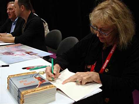 Essential Book Signing Tips for Authors to Start Out