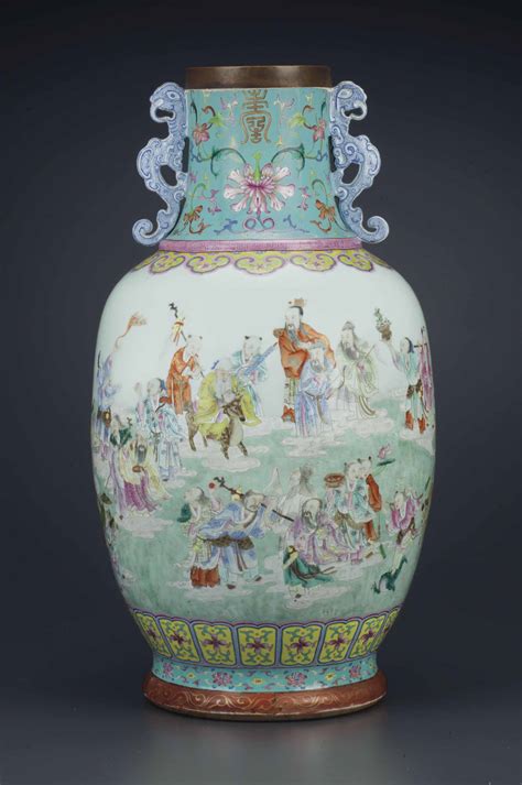 A MASSIVE FAMILLE ROSE VASE , QIANLONG PERIOD (1736-1795) | Christie's