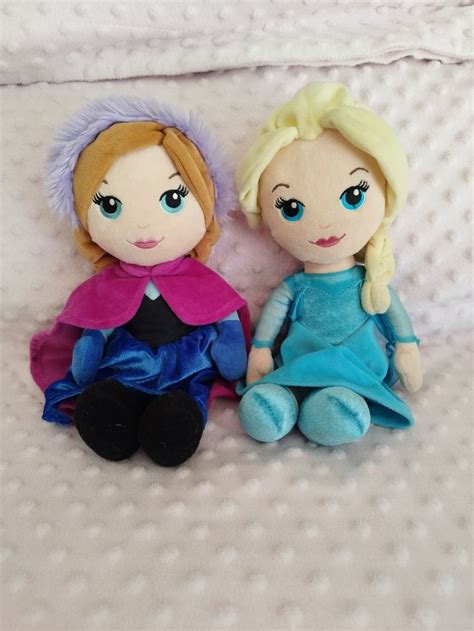 10€. Peluches de Elsa y Ana de segunda mano por 10 EUR en Pamplona en ...