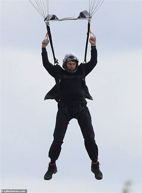 Tom Cruise throws himself out of helicopter from 10,000ft | Daily Mail ...