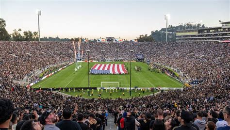 Rose Bowl's LAFC vs. Galaxy game sets MLS attendance record