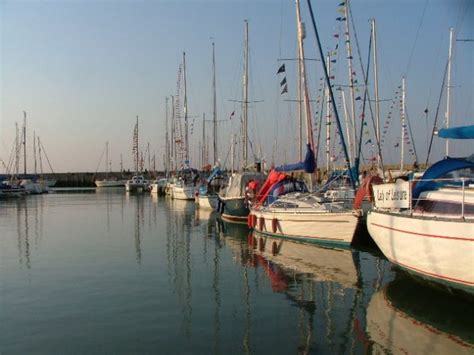 35-foot motor yacht sinks after catching fire in Ryde Harbour - YBW