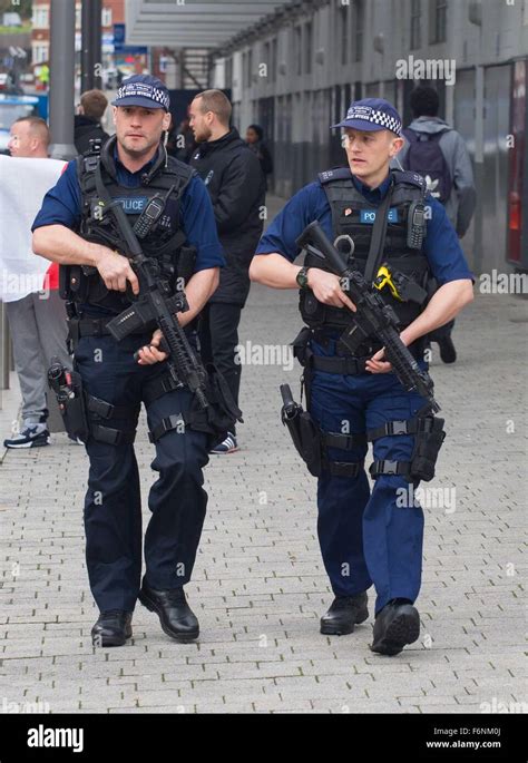 Armed police uk met hi-res stock photography and images - Alamy