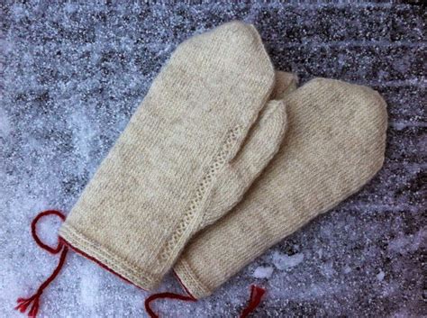 Lappone: Plain white mittens in twined knitting